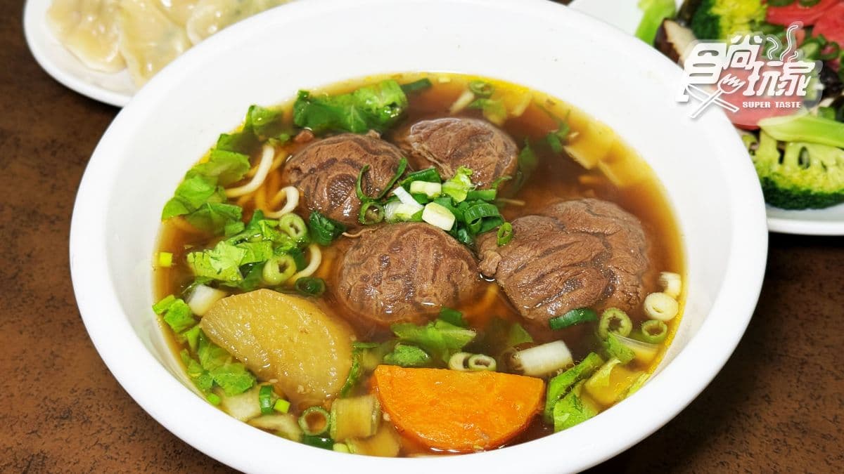 菜單也有販售牛肉麵、餛飩麵、榨菜肉絲麵等多種麵食。