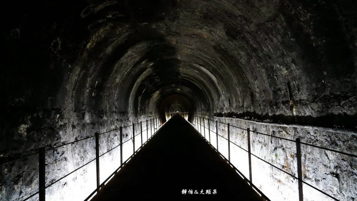 隧道內可以感受百年遺世獨立的寧靜感。（圖片來源：❤靜怡&大顆呆の親子.旅遊.美食❤）
