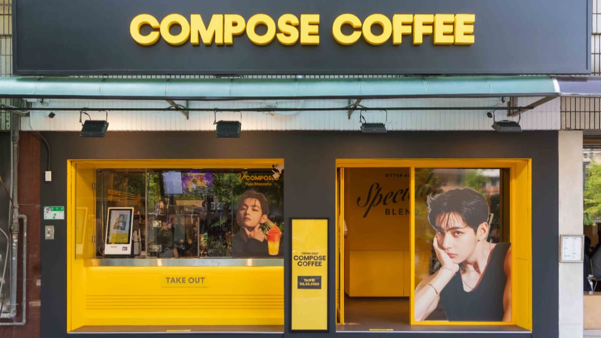 南京復興首店，搭配BTS V大型肖像窗貼必拍。（圖片來源：COMPOSE COFFEE）