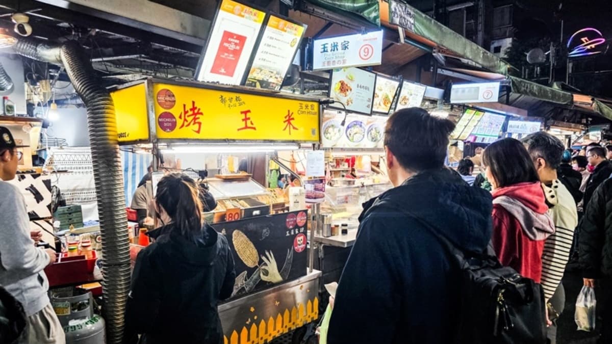玉米家幾乎天天都有排隊人潮，想吃到烤玉米需要點耐心等候。（圖片來源：ANIKO 艾妮可美味人生）