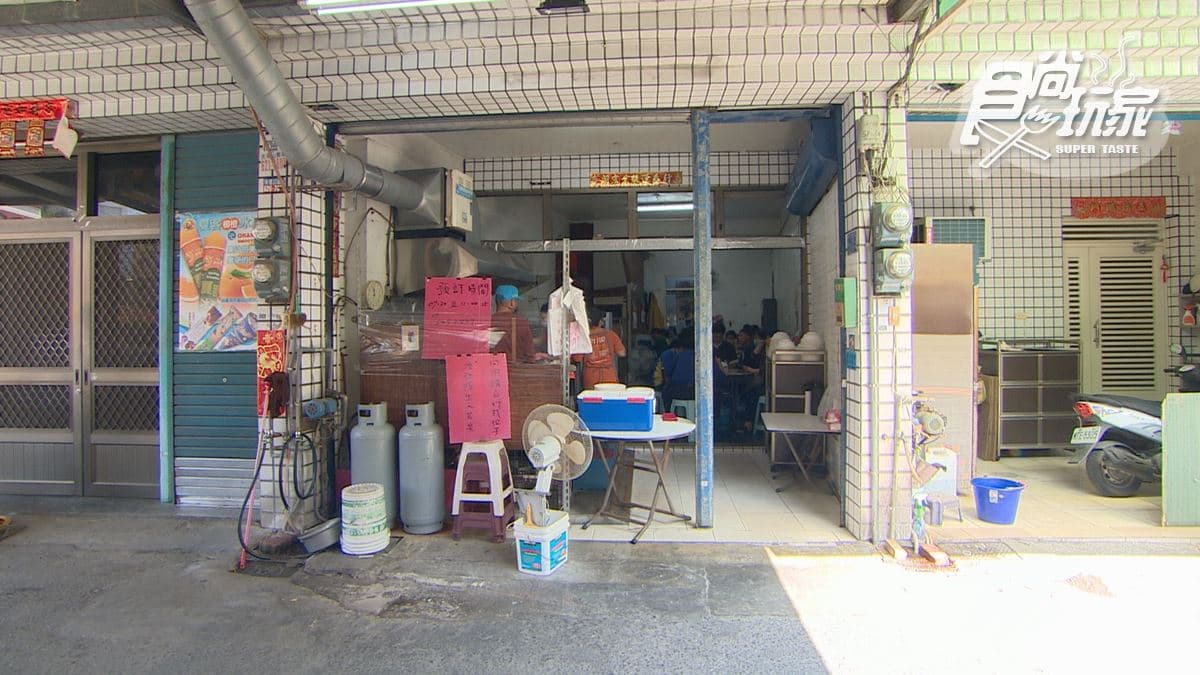 店家是隱身巷弄裡的超人氣麵店。