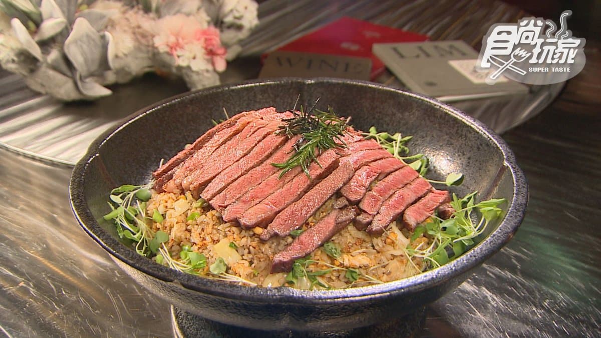 肉的色澤超美，炒飯炒得鍋氣十足、粒粒分明。