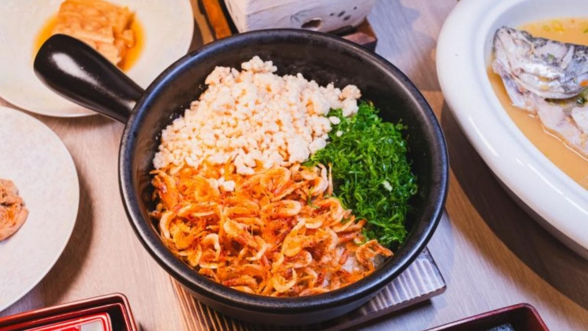 「鮮櫻花蝦石鍋飯」底部帶有恰到好處的鍋巴，焦香帶脆。（圖片來源：貪吃猴的幻想）