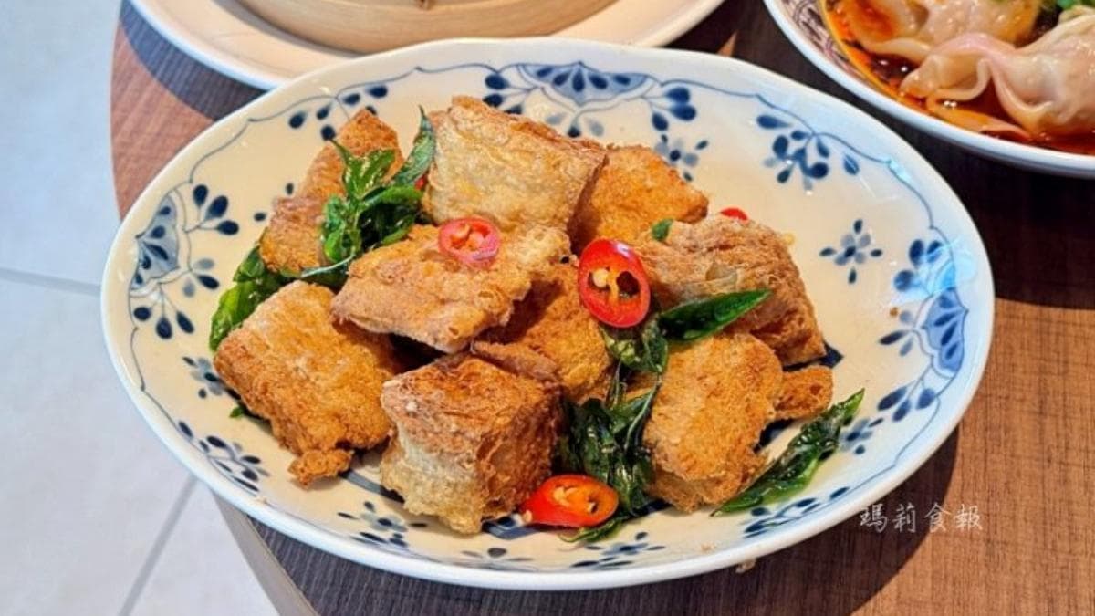「香酥椒鹽豆包」外皮炸得酥香脆口，吃起來毫不油膩。（圖片來源：瑪莉食報）