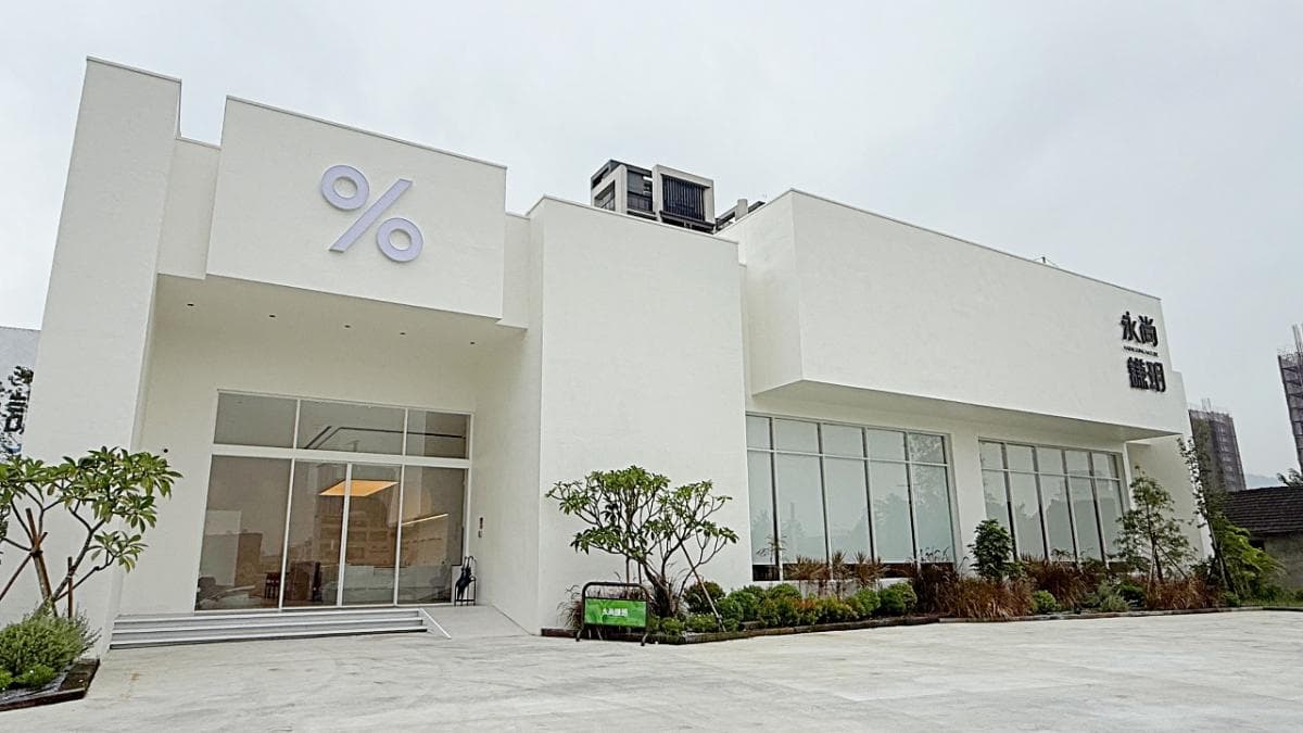 咖啡店外觀以大面積的白色簡約造型，營造出輕盈、純粹的空間感。（圖片來源：豬飛小姐的彩色生活）