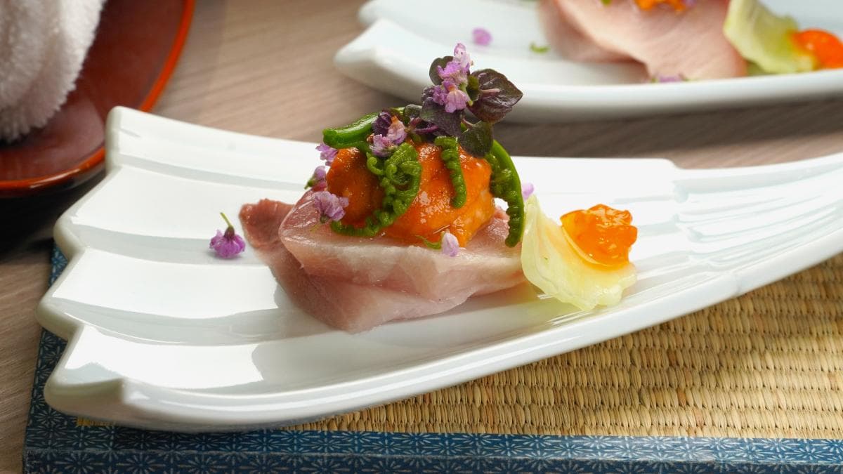 「鰤魚刺身」經過稻草煙燻處理，讓魚肉多了一層淡淡的煙燻香氣。（圖片來源：狐狸金的日常）