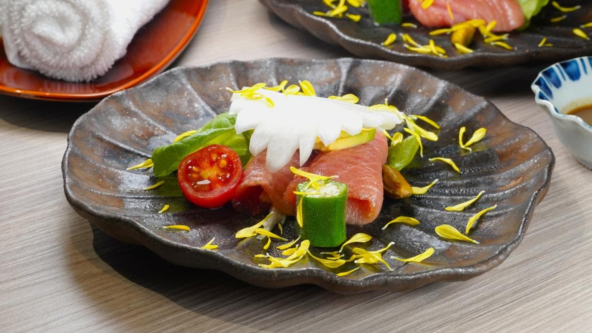 「黑鮪魚中腹刺身」選用黑鮪魚中腹部位，油脂分布豐富、口感滑順。（圖片來源：狐狸金的日常）