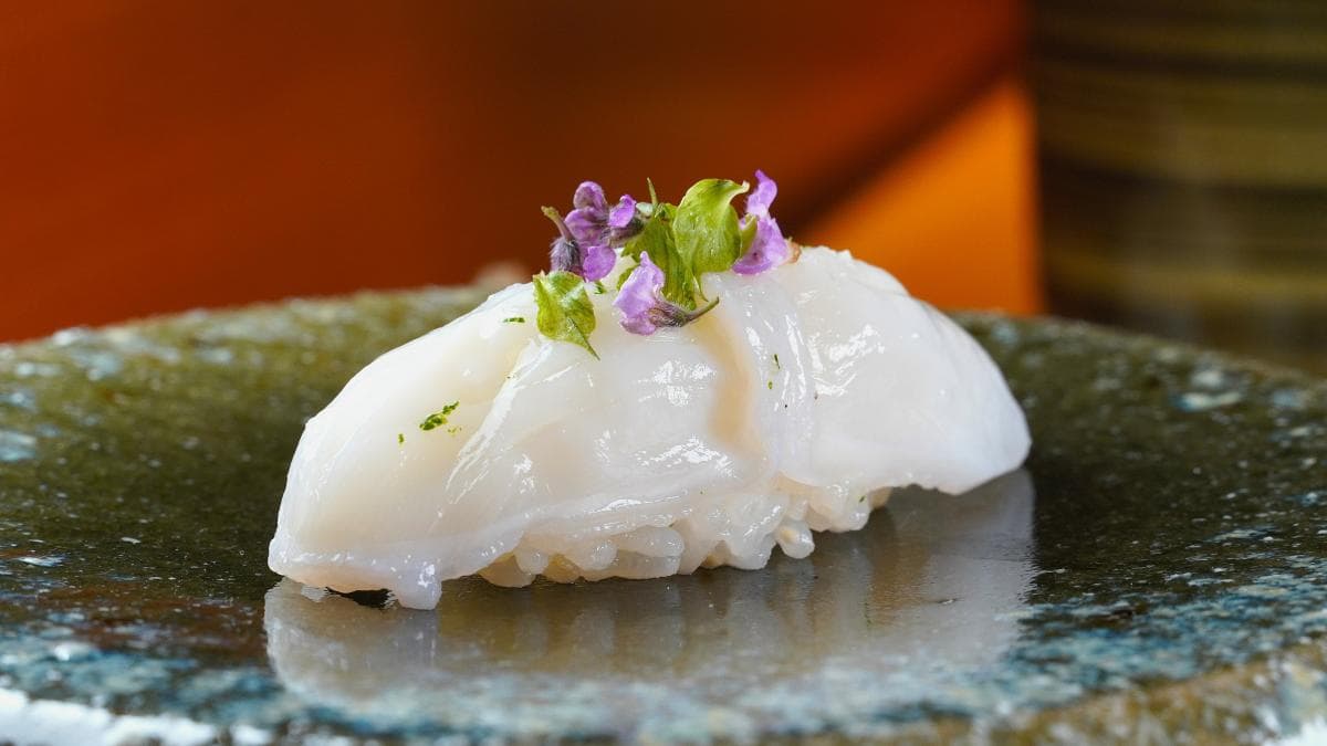 「北海道水章魚握壽司」搭配雪花鹽提味，吃起來鹹香中透出章魚本身的鮮甜。（圖片來源：狐狸金的日常）