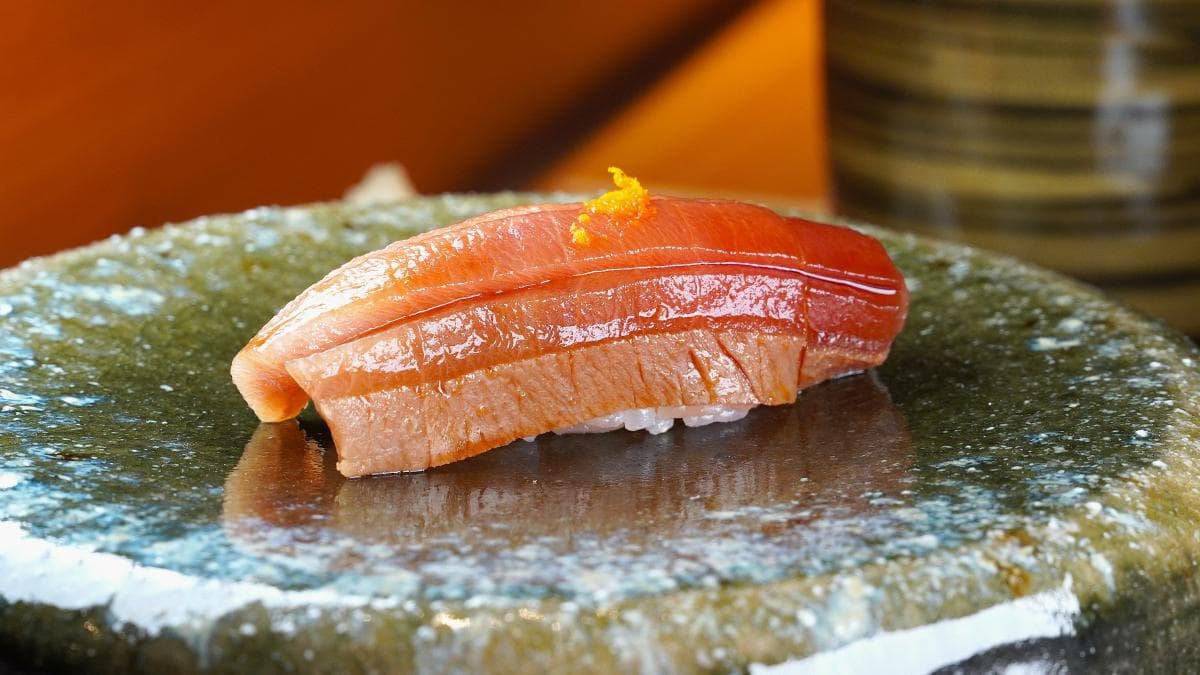「鮪魚赤身握壽司」吃起來口感紮實又不失細緻，帶出清爽的柑橘香氣。（圖片來源：狐狸金的日常）