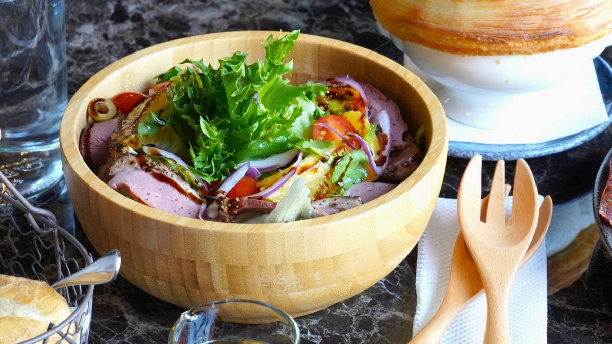 「煙燻櫻桃鴨沙拉」酸香的醬搭配鮮甜爽脆的時蔬水果，香嫩的櫻桃鴨口感豐富。（圖片來源：狐狸金的日常）