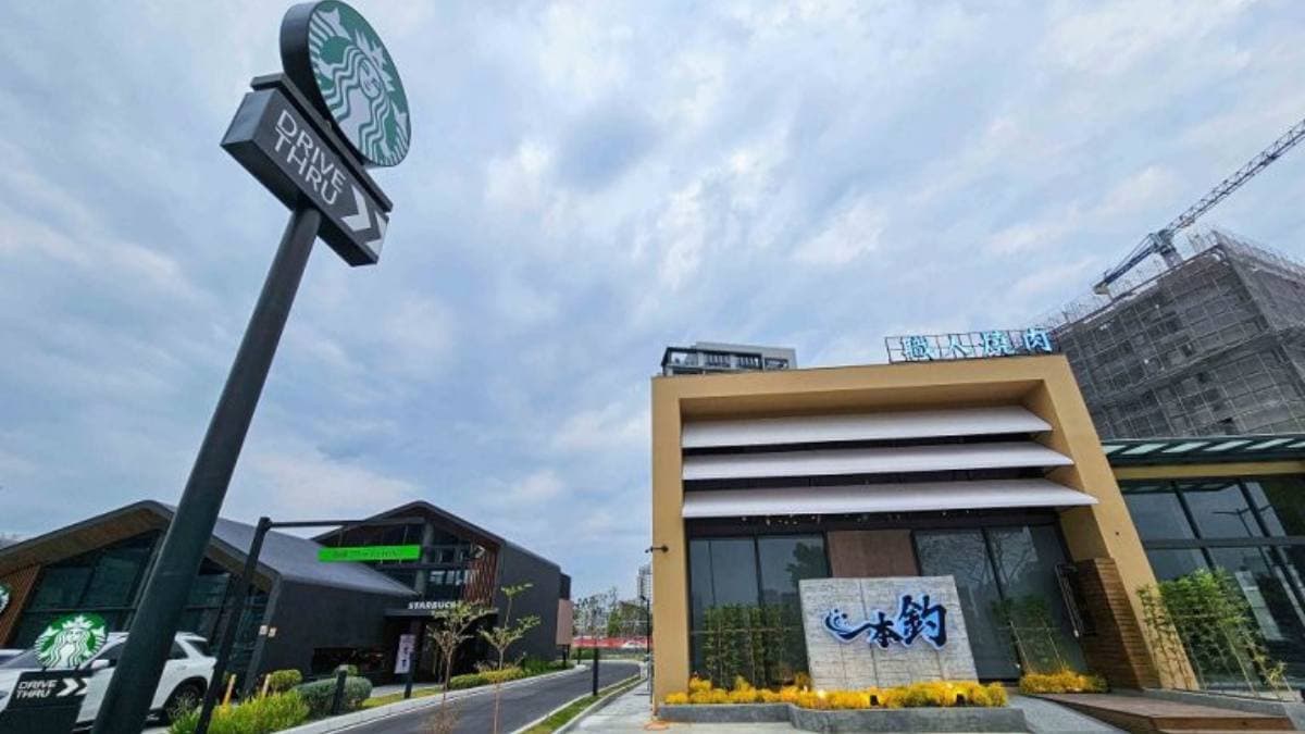 店家旁邊有「星巴克松竹安順門市」。（圖片來源：剎有其食）