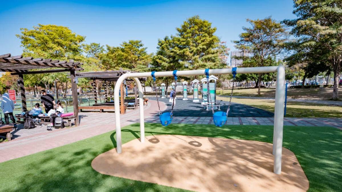 公園占地廣大，有無障礙步道和鞦韆區。（圖片來源：小菲親子玩樂生活）