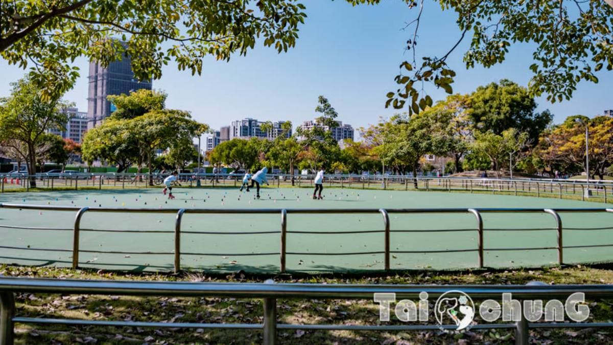 公園內還有個溜冰場，可讓會溜冰的孩子來放電。（圖片來源：小菲親子玩樂生活）