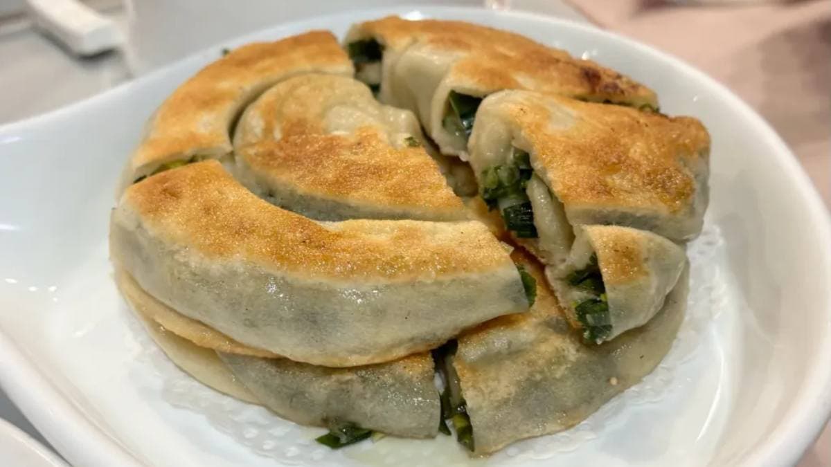 「蔥油餅」外皮煎得金黃酥脆，內餡鹹香。（圖片來源：寶寶愛放電）