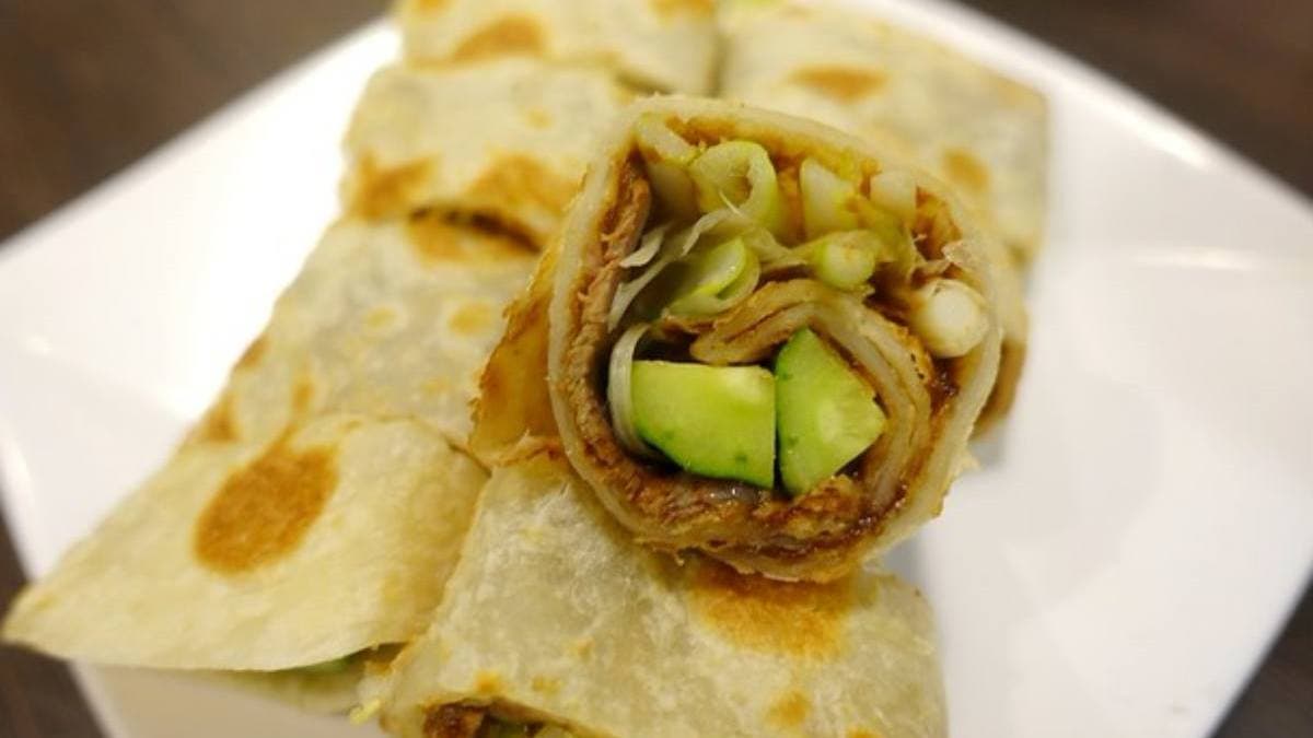 「牛肉捲餅」加入了大蔥和黃瓜，增加爽口度。（圖片來源：加小菲愛碎碎念）