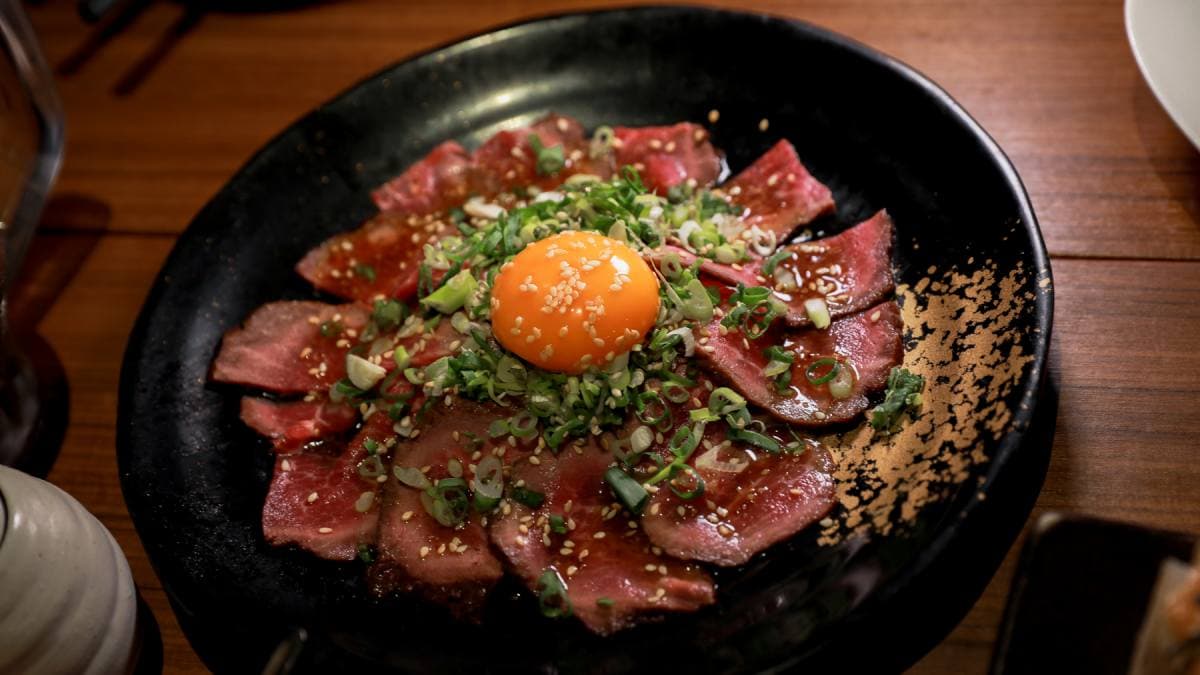 「極品和風月見生牛肉」搭配蛋黃一起吃，口感很滑順。（圖片來源： CHANTAL.L。旅攝日嚐）