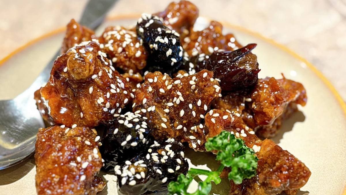 「秘製黑棗排骨」排骨炸過後裹上鹹甜口味的醬汁，口味偏重。（圖片來源：神農太太底家）