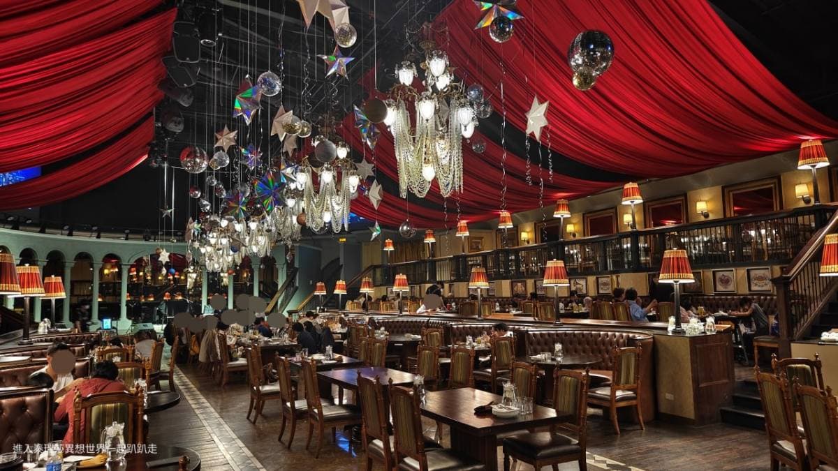 「金色三麥（美麗華店）」用餐空間裝潢以歐洲宮廷風為主，非常適合拍照。（圖片來源：泰瑞莎異想世界）