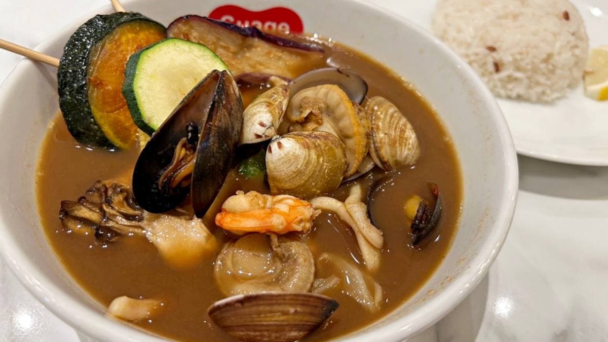 「綜合海鮮蝦味湯咖哩」海鮮料豐富，吃起來沒負擔。（圖片來源：吳大妮Wudani）