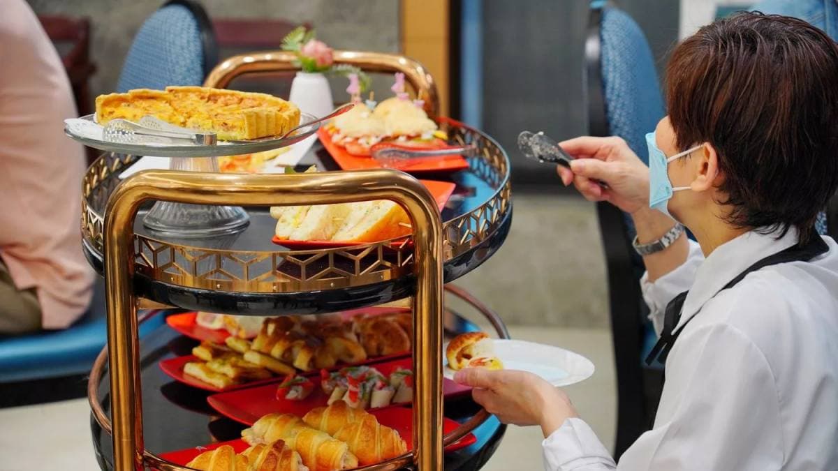 「洛可可茶苑」下午茶以桌邊服務為主，專人會推著餐點到桌邊詢問。（圖片來源：混血珊莎的奇幻旅程）