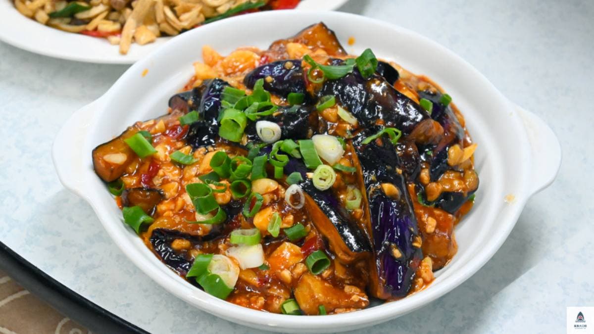 「魚香茄子」外層吸附醬汁卻不油膩。（圖片來源：鯊魚大口咬）