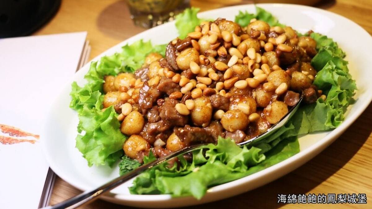 「松子年糕牛肉」年糕的Q和松子的堅果香，整體搭配絕讚。（圖片來源：海綿飽飽的鳳梨城堡）