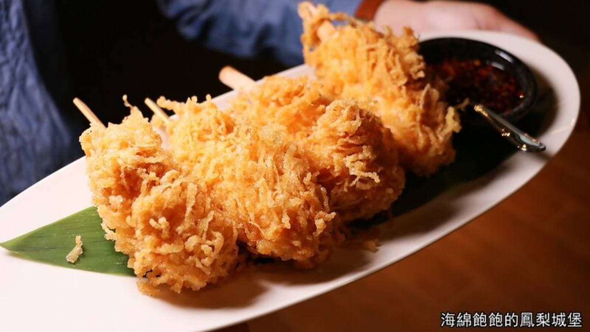 「棒棒蝦」外皮炸得酥香不油，咬下去相當夠味。（圖片來源：海綿飽飽的鳳梨城堡）
