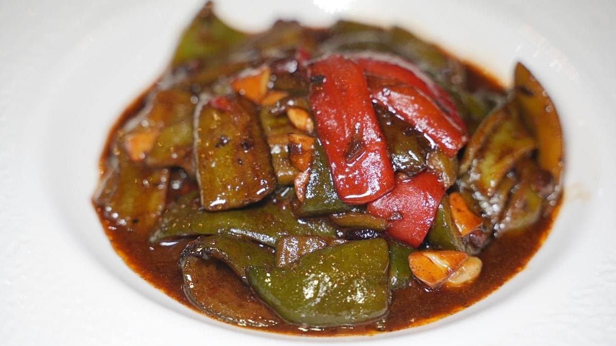「湖南青紅椒」是店家湖南特色菜之一，吃起來嫩又鹹香。（圖片來源：東蛙池塘）
