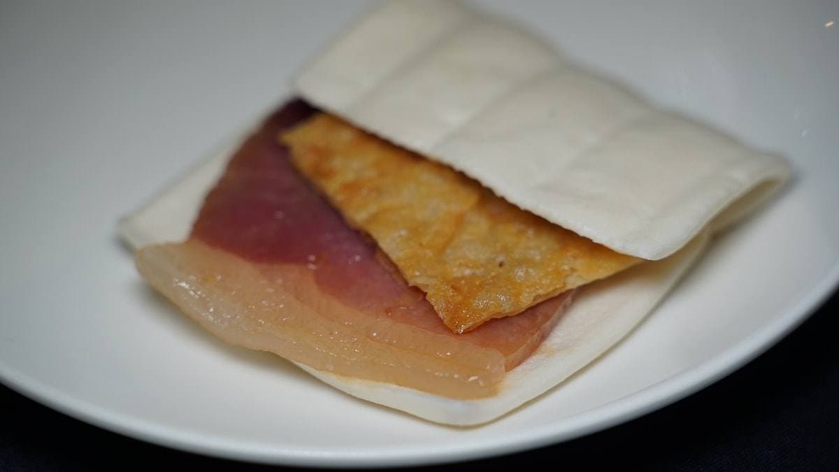 「富貴烤雙方」是招牌料理之一，能感受酥軟和甜鹹對比的雙重滋味。（圖片來源：東蛙池塘）