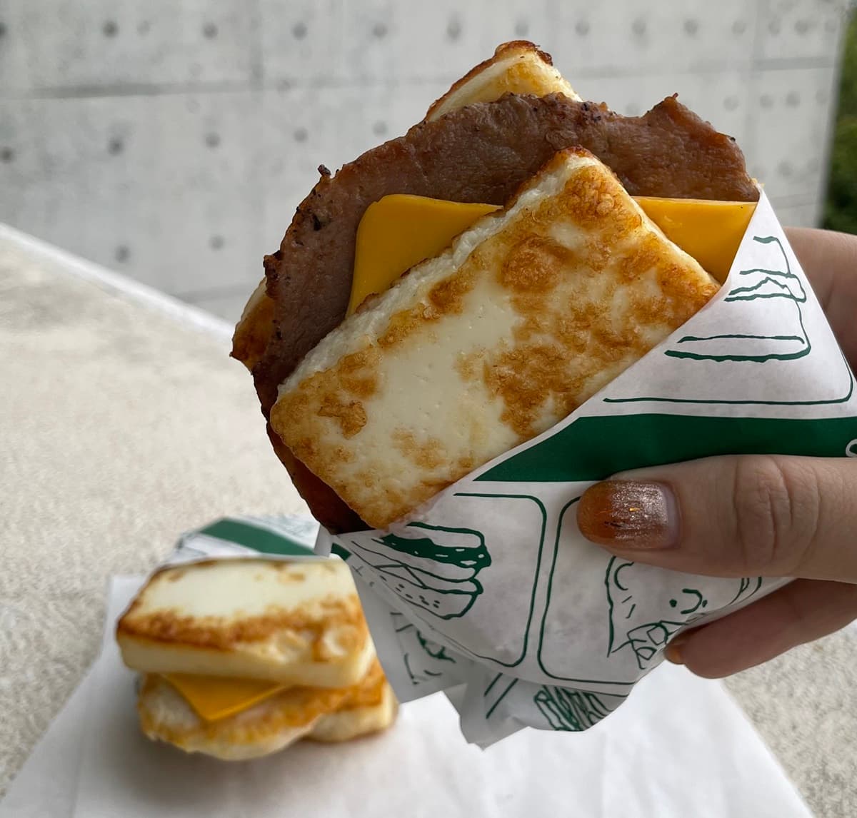 麥味登首推「蛋白漢堡」太狂！２層蛋白磚＋嫩雞超搭，加碼Q Burger買一送一