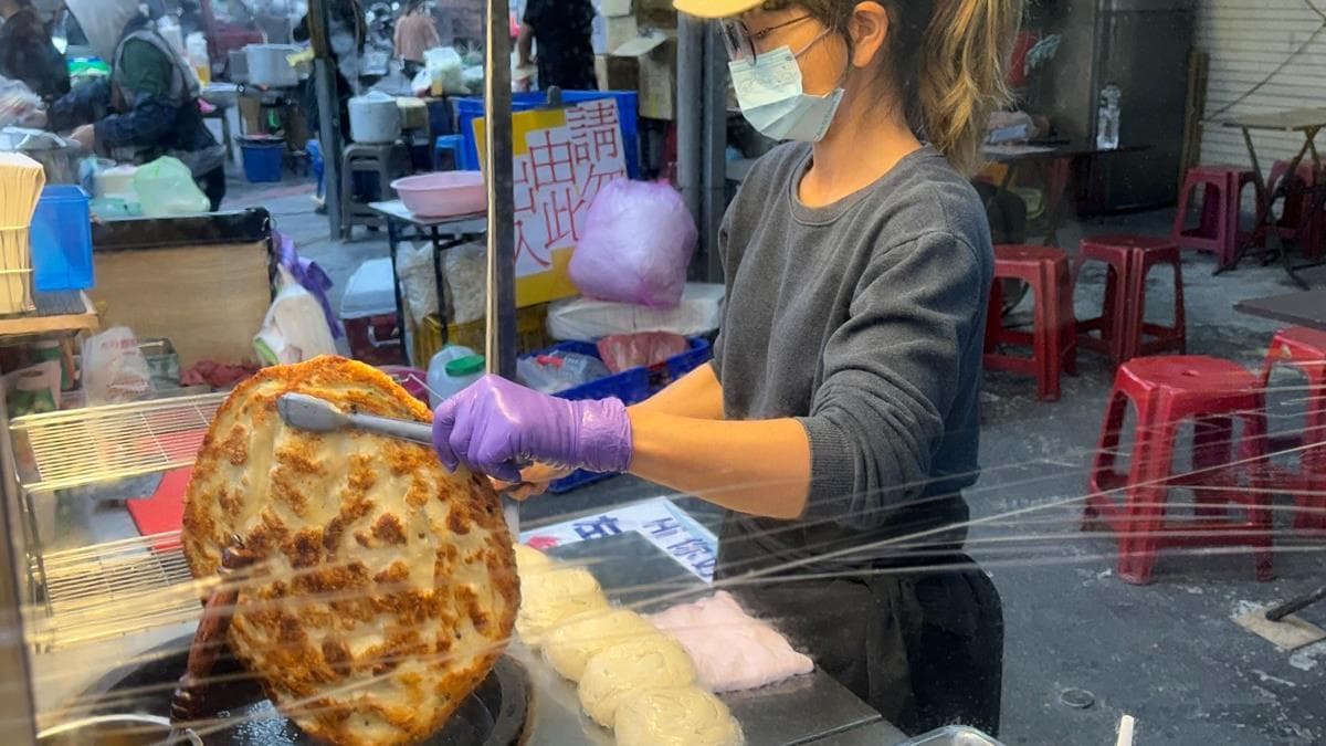 可買一張或半張蔥油餅，共有12種口味選擇。（圖片來源：台南美食地圖）