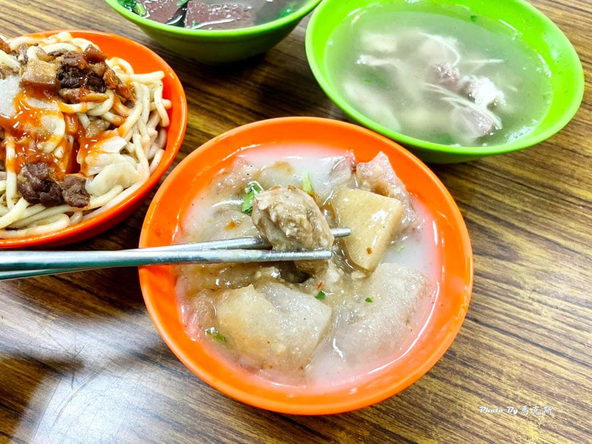 台中人也在排!北屯小吃+伴手禮11家:手切火雞肉飯、超欠吃臭豆腐、蛋糕界金莎 台中人也在排!北屯小吃+伴手禮11家:手切火雞肉飯、超欠吃臭豆腐、蛋糕界金莎