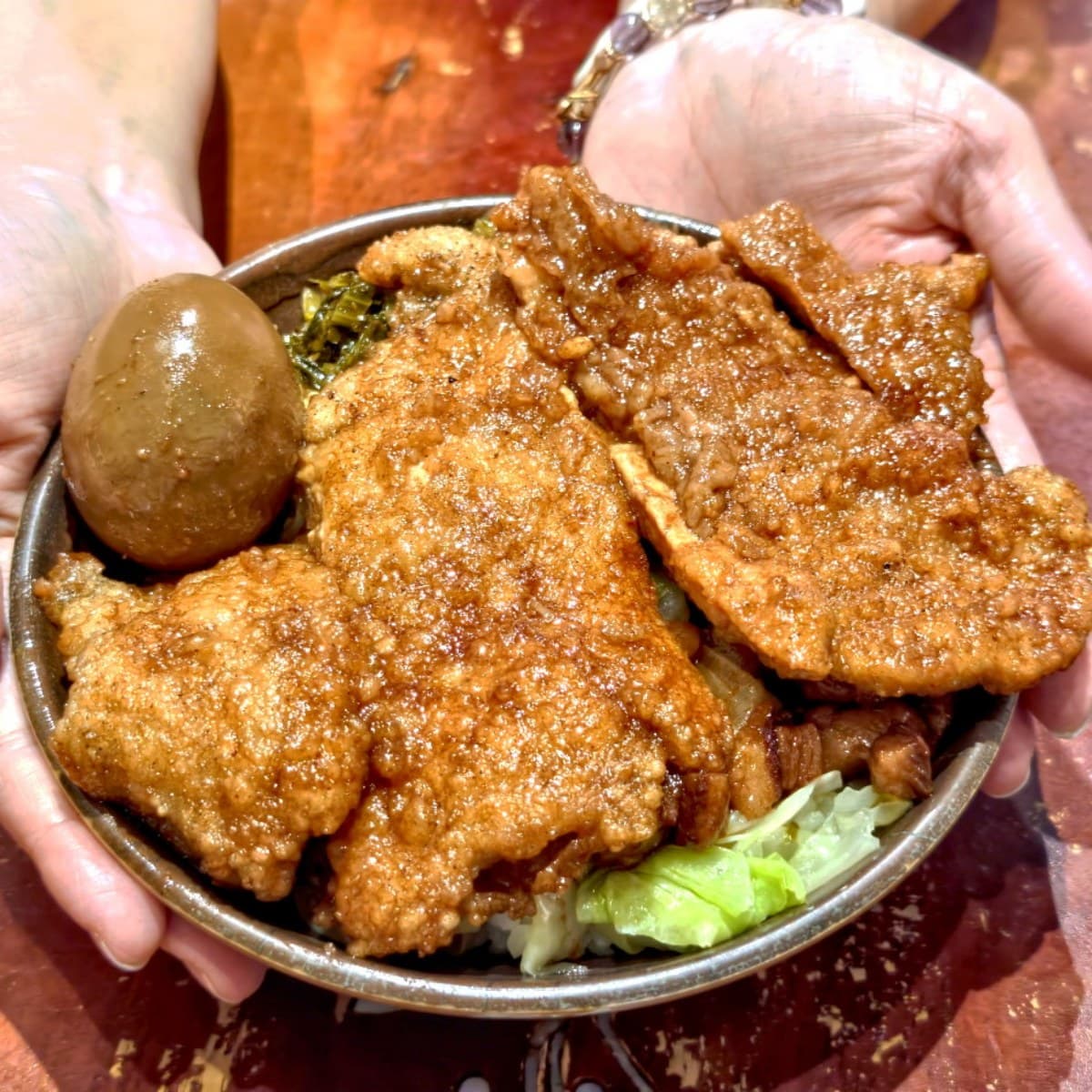 台中人也在排!北屯小吃+伴手禮11家:手切火雞肉飯、超欠吃臭豆腐、蛋糕界金莎 台中人也在排!北屯小吃+伴手禮11家:手切火雞肉飯、超欠吃臭豆腐、蛋糕界金莎
