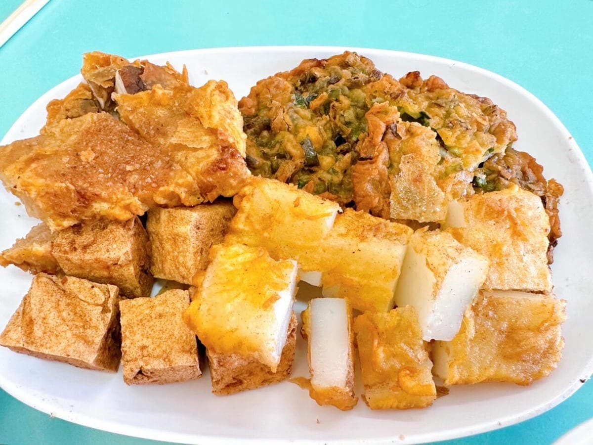 台中人也在排!北屯小吃+伴手禮11家:手切火雞肉飯、超欠吃臭豆腐、蛋糕界金莎 台中人也在排!北屯小吃+伴手禮11家:手切火雞肉飯、超欠吃臭豆腐、蛋糕界金莎
