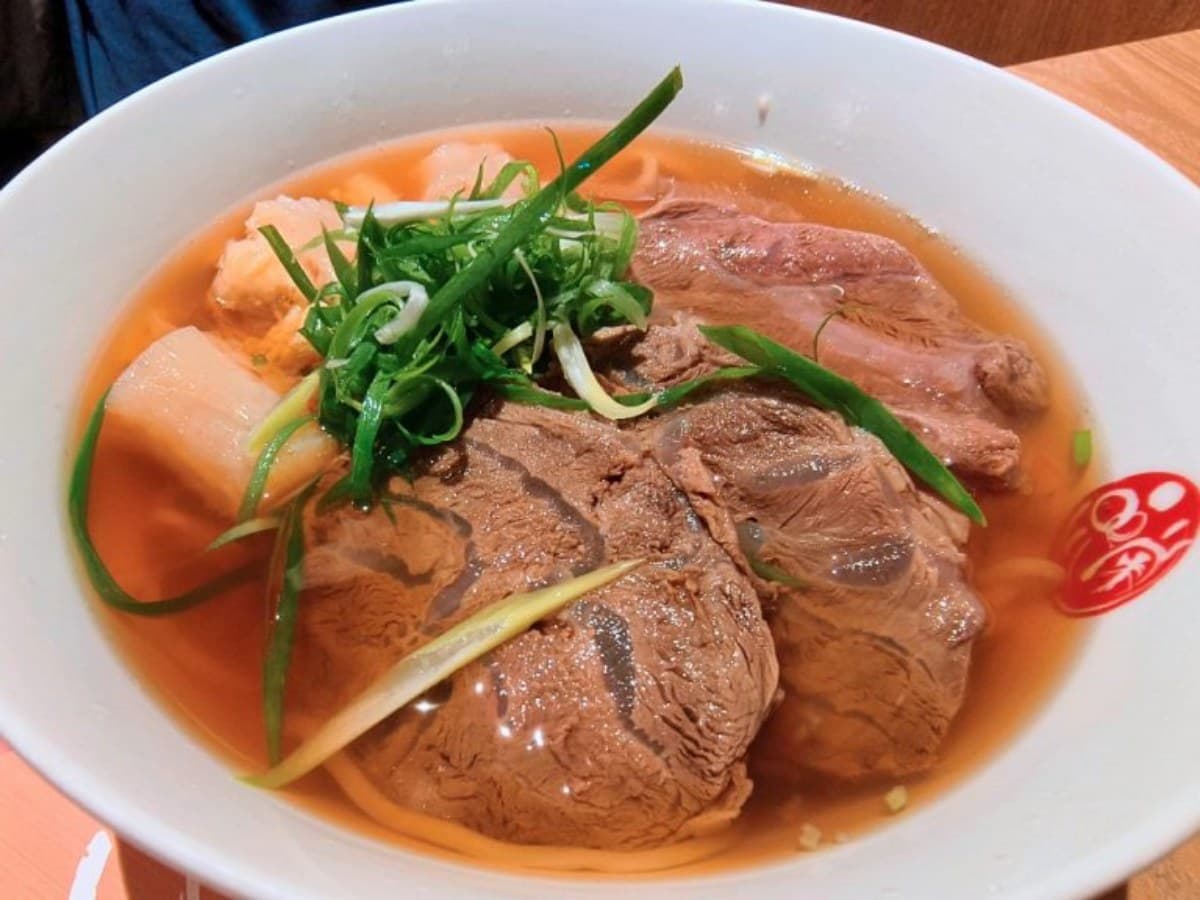 「鏞記名廚港式燒臘」松山機場吃得到！2026最新候機美食地圖、貴賓室食記公開