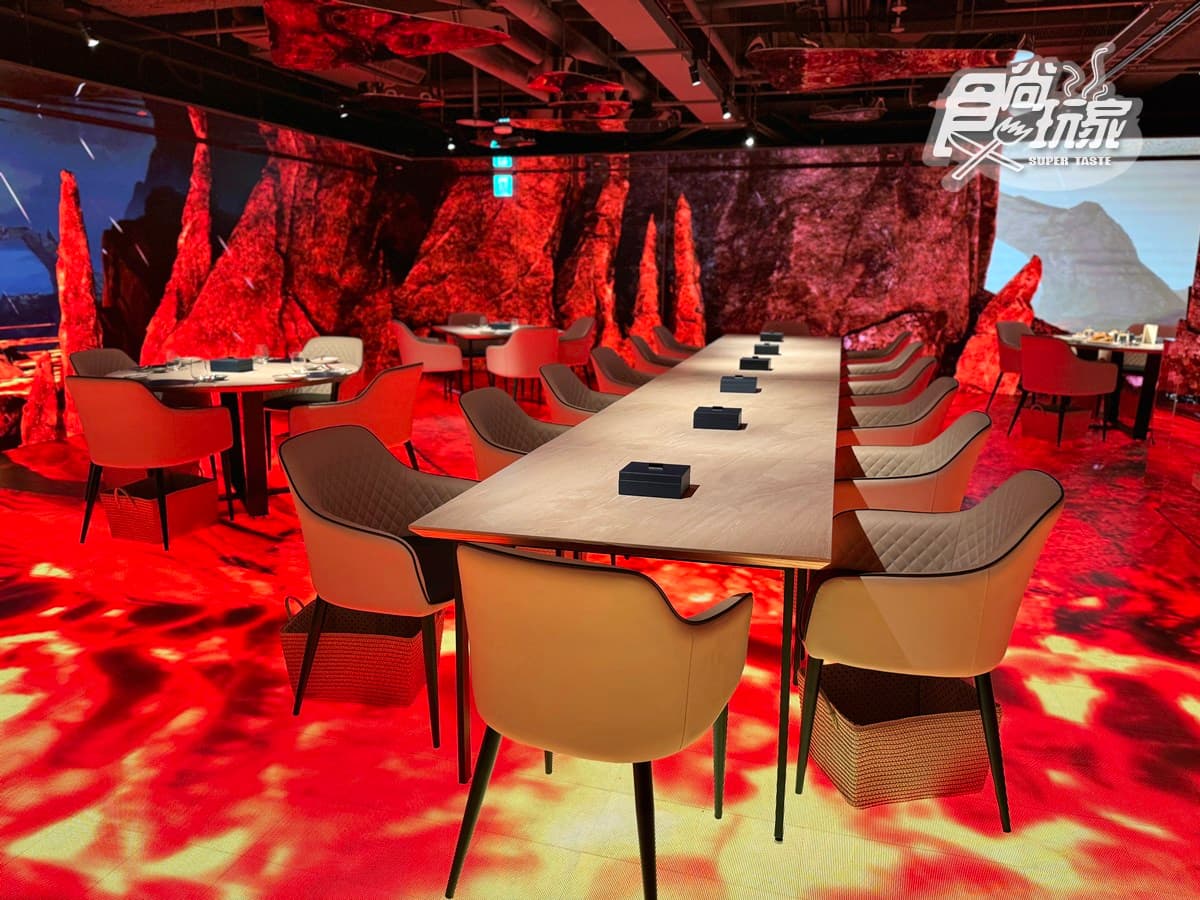全台第１間「360度沉浸式餐廳」！176元起爽吃炭烤牛排，壽星免費送蛋糕