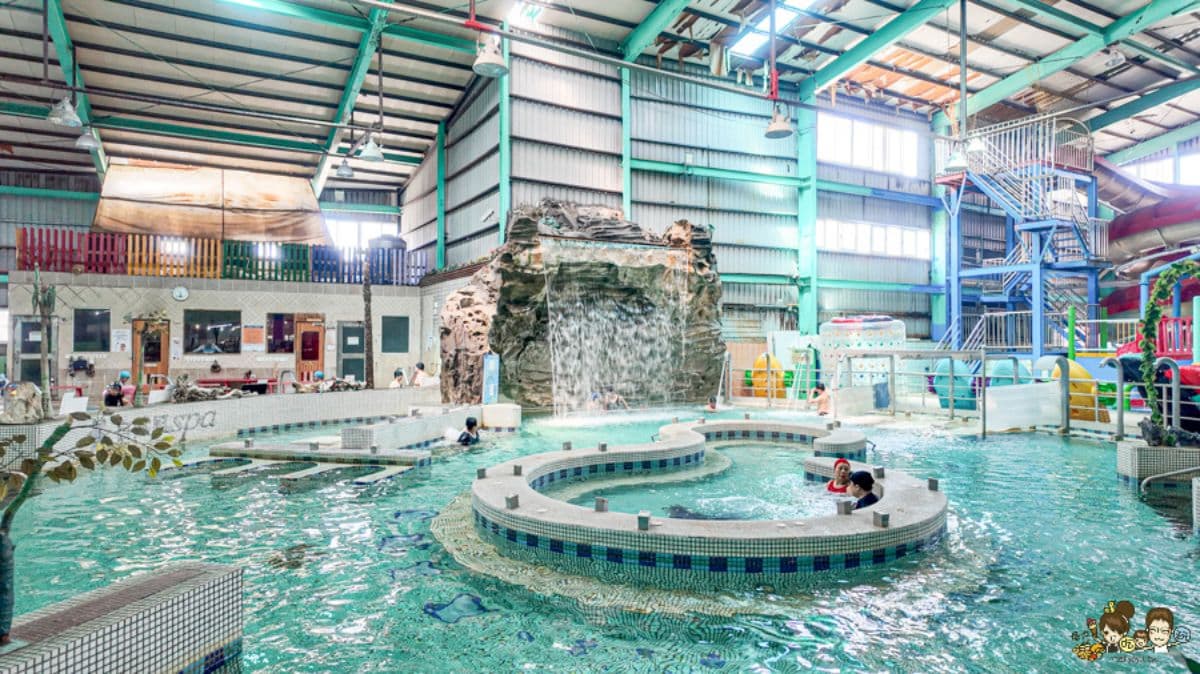高雄最大室內水樂園!嗨玩360度滑水道、水上海盜船,購票省錢管道看這邊 高雄最大室內水樂園!嗨玩360度滑水道、水上海盜船,購票省錢管道看這邊