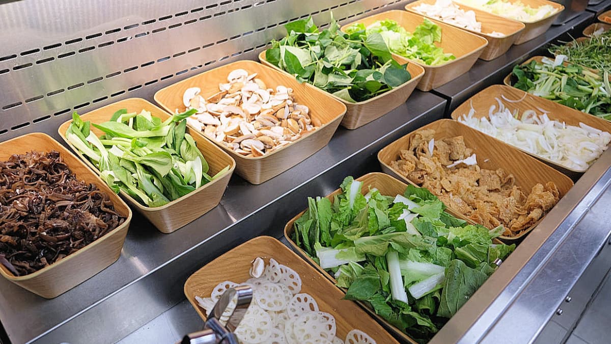 多樣的青菜搭配簡單的主食、冰品、飲料。（圖片來源：觀景窗看世界。美麗無限）