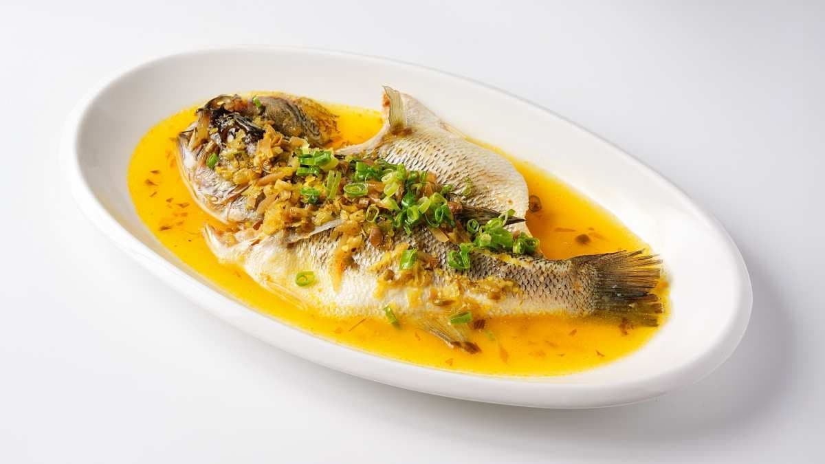 「金酸湯蒸鱸魚」（580元）魚肉鮮嫩入味，微酸微辣超開胃。（圖片來源：荷李活茶街）