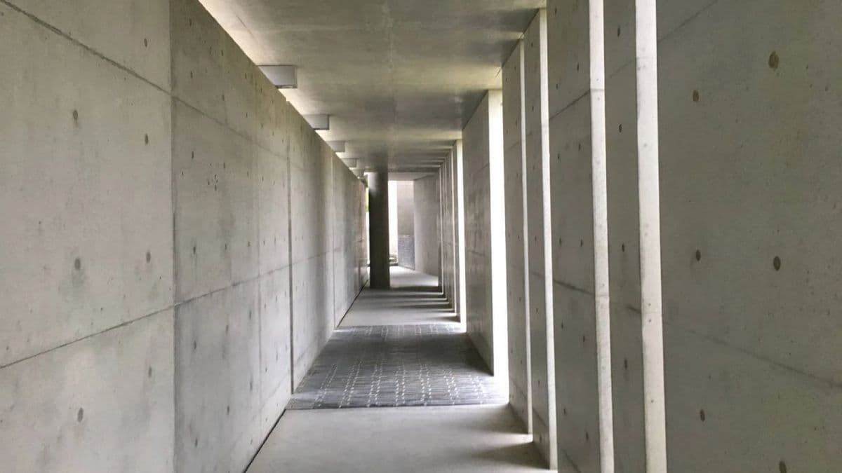 毓繡美術館整體建築都是由廖偉立建築師設計，外觀多以清水模施作。（圖片來源：出發吧沃爾夫）