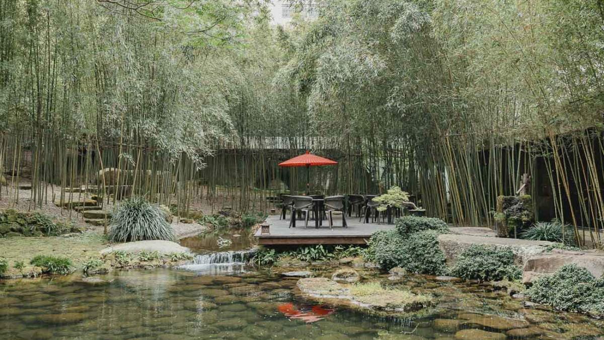 竹林隱身在口字形內的庭園中，小亭子還配了紅傘，有種臥虎藏龍的神秘感。（圖片來源：款待日子裡的甜）
