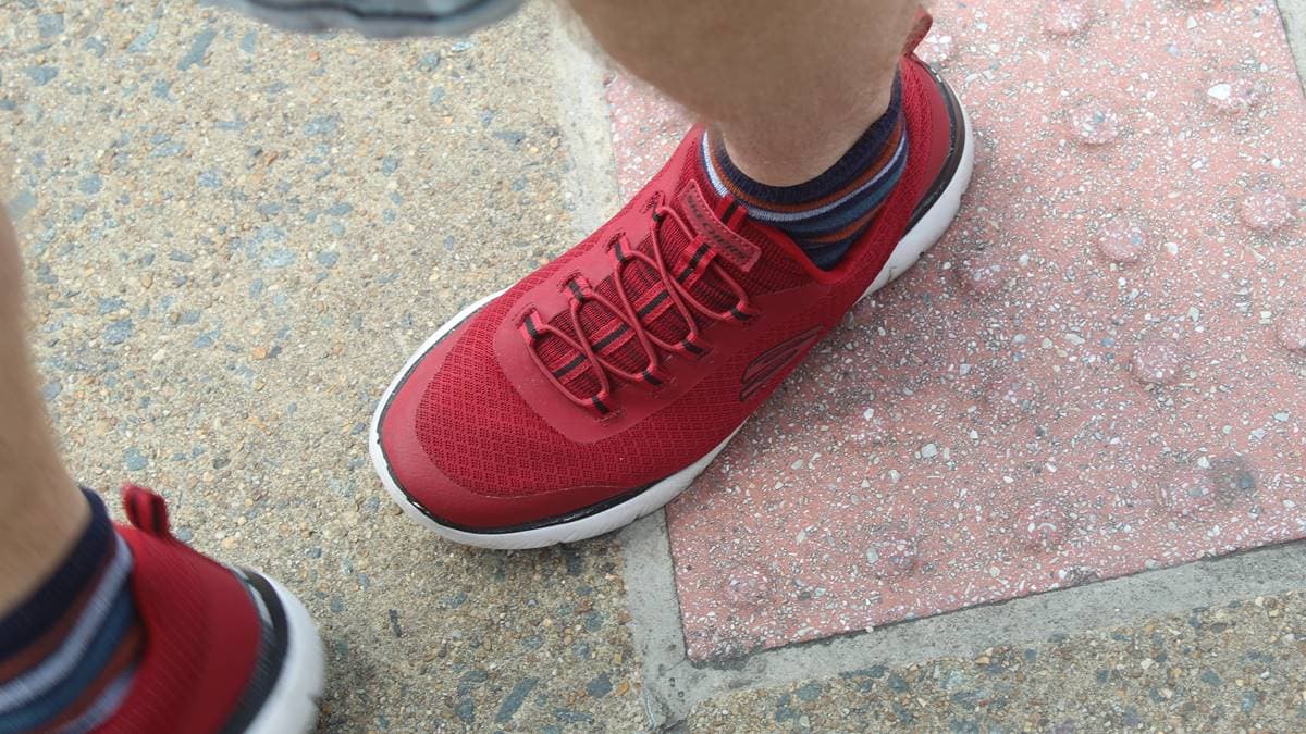 不是NIKE、Adidas！一票長輩超愛買「這品牌」運動鞋，網友讚：又輕又軟適合走