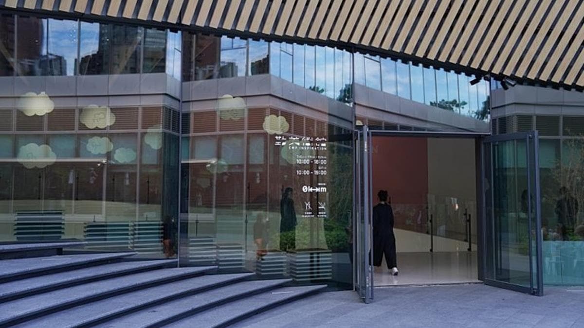 設計以大量的木質格柵、岩板牆結構與綠屋頂營造出城市裡的綠洲氛圍。（圖片來源：享受生活不無聊。規小孫）