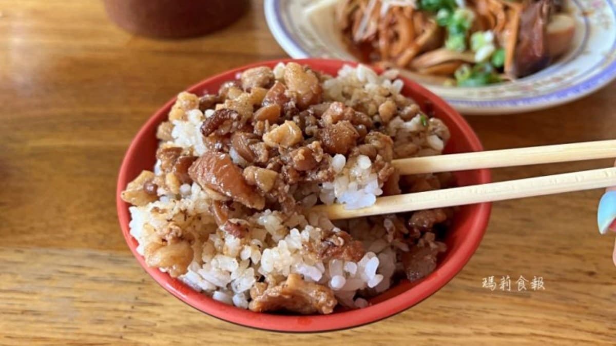 肉燥看起來很肥，不過吃起來不感到肥膩。（圖片來源：瑪莉食報）