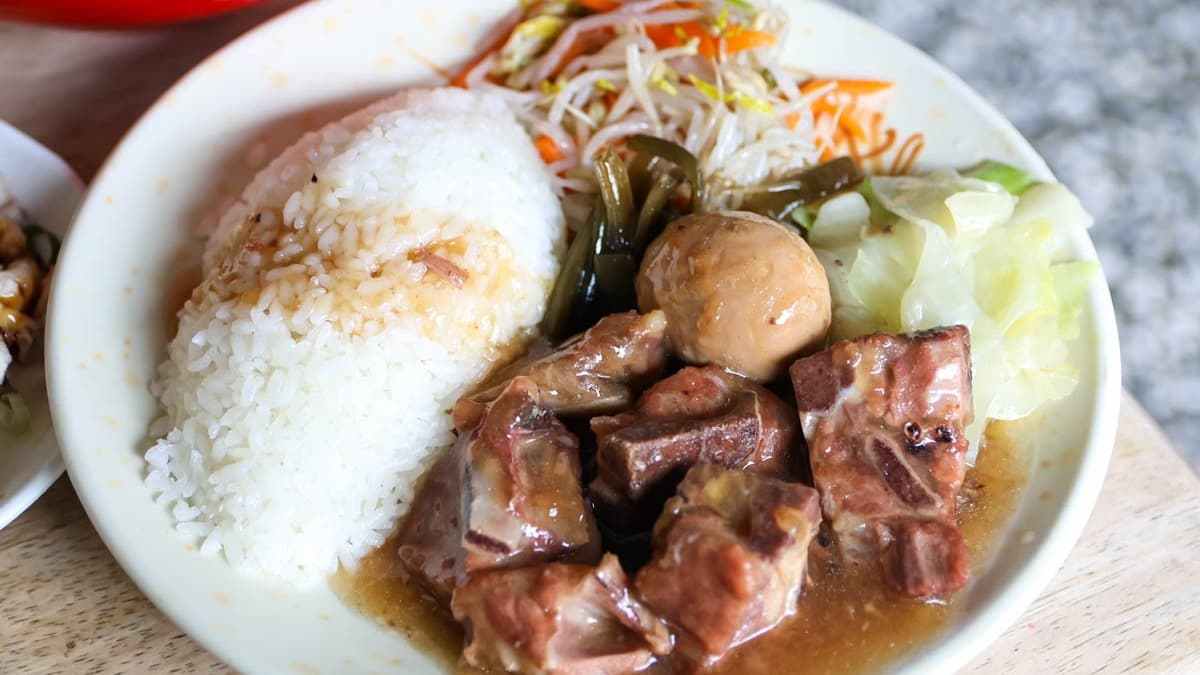 東坡排骨飯排骨相當算軟嫩，一咬就開。（圖片來源：鯊魚大口咬）