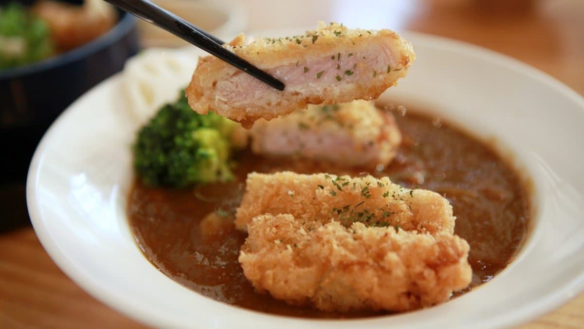 「炸豬排咖哩飯」豬排呈現誘人的粉嫩，口感偏甜不嗆辣。（圖片來源：可大王愛旅行）