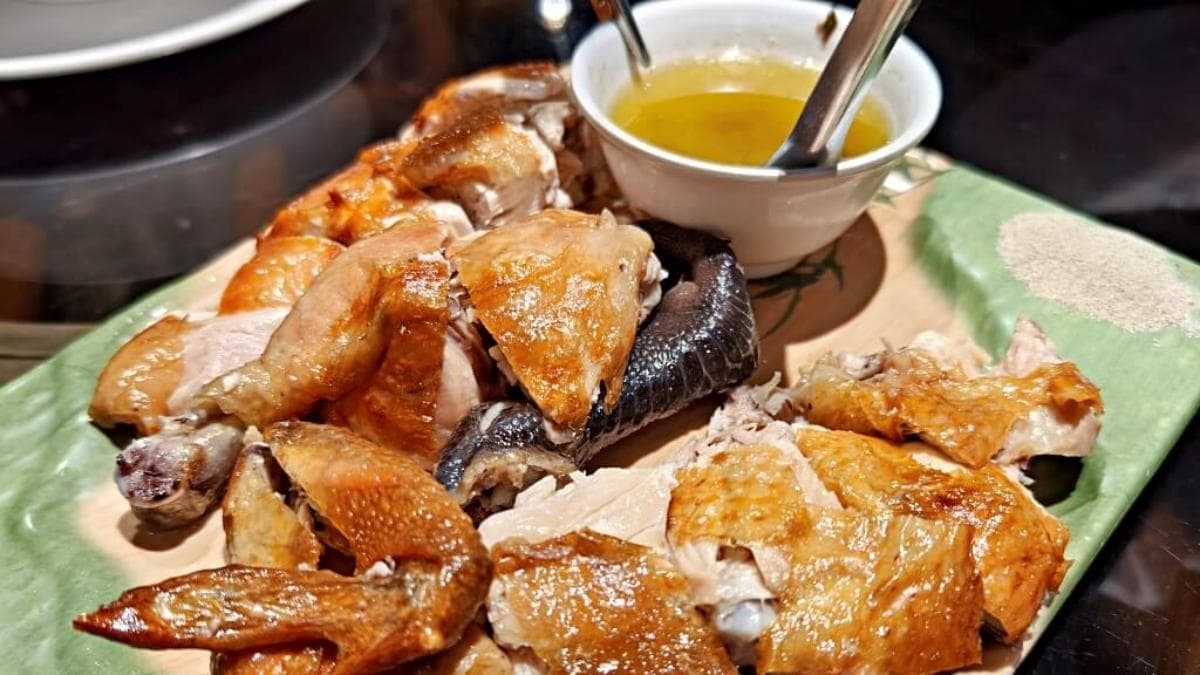 「甕窯烤土雞」外皮酥脆到不行，一口咬下去直接爆汁。（圖片來源：Darren蘋果樹旅遊玩樂誌）