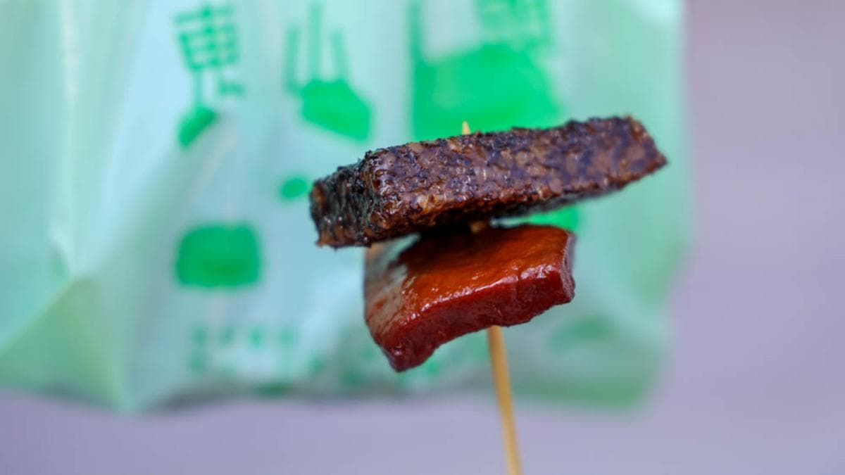 米血口感軟黏，透著密實感；豆乾則有甜甜的滋味。（圖片來源：口袋吃吃五十咩）