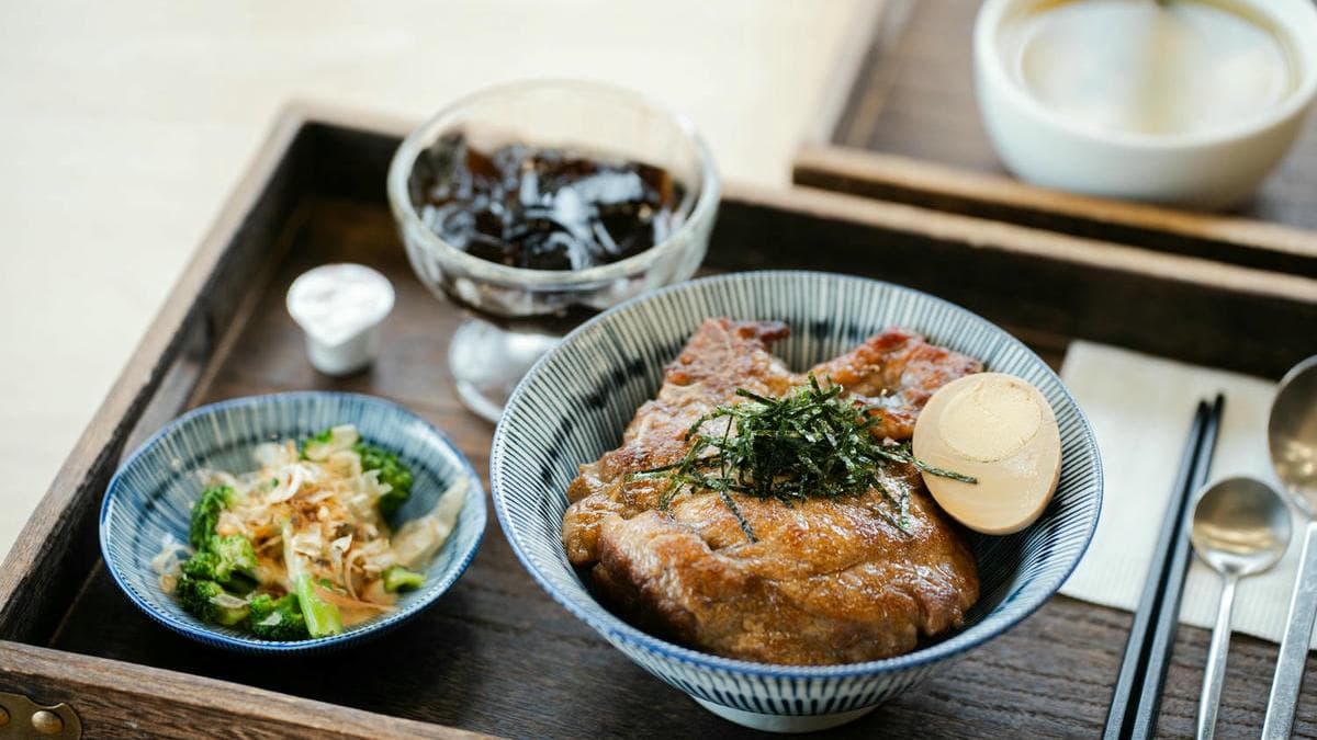 「惠蓀秘制排骨飯」在滷製排骨的滷汁中加入咖啡液的香氣，減低了原有的鹹感。（圖片來源：冠婷生活趣）