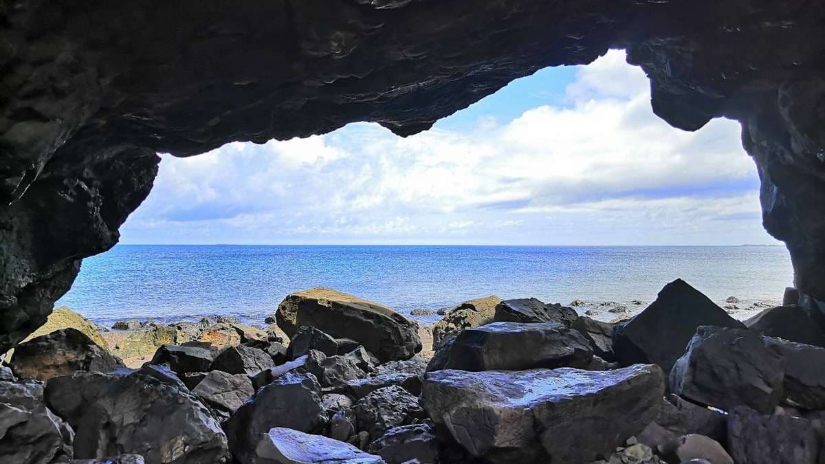 從鯨魚洞中向外看，海景視野遼闊。（圖片來源：貓大爺）